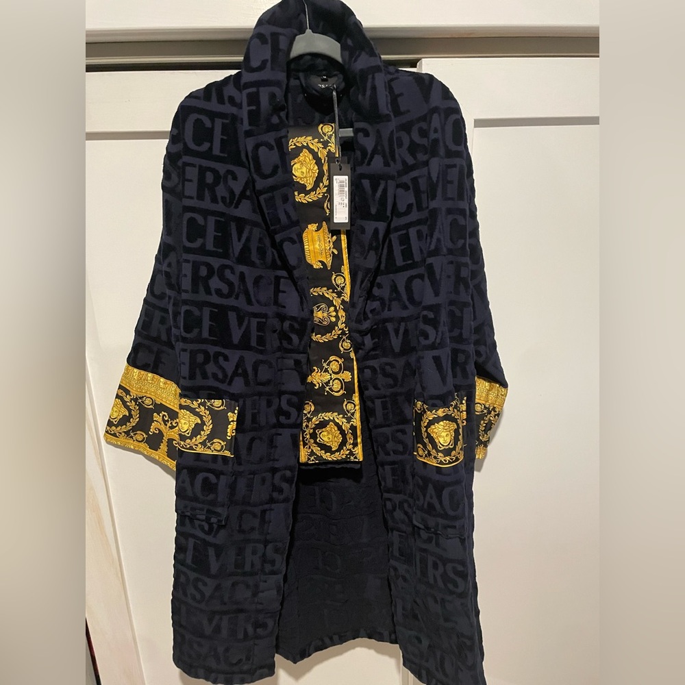 Selling a brand new Authentic Versace Men’s Robe (M), comes in box.